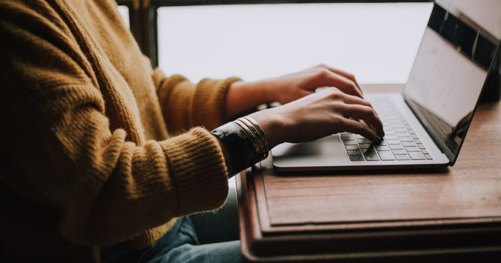 Terapeuta trabajando en su negocio online desde el ordenador