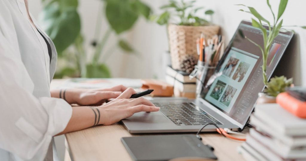 Profesional creando programa de servicios