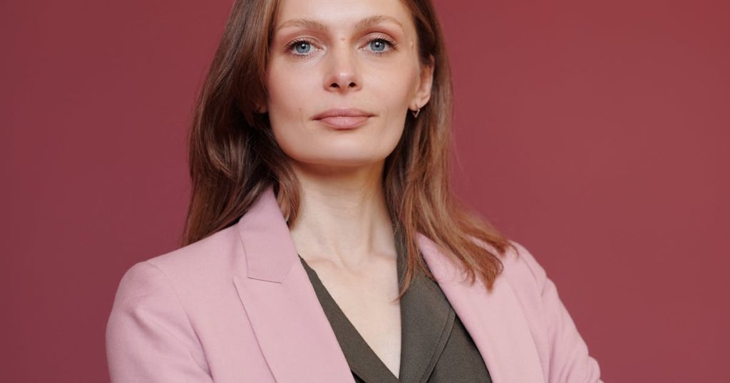 Mujer profesional con marca personal fuerte