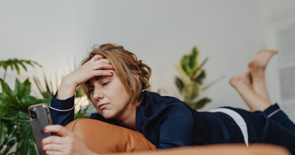 Mujer reflexionando sobre mostrarse en redes sociales
