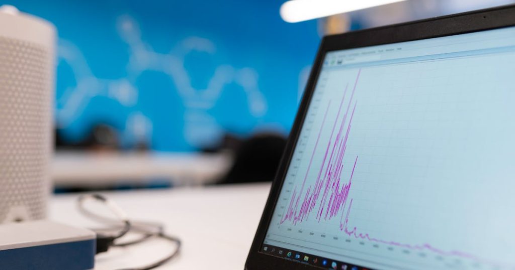 Pantalla de laptop mostrando graficas de analisis SEO